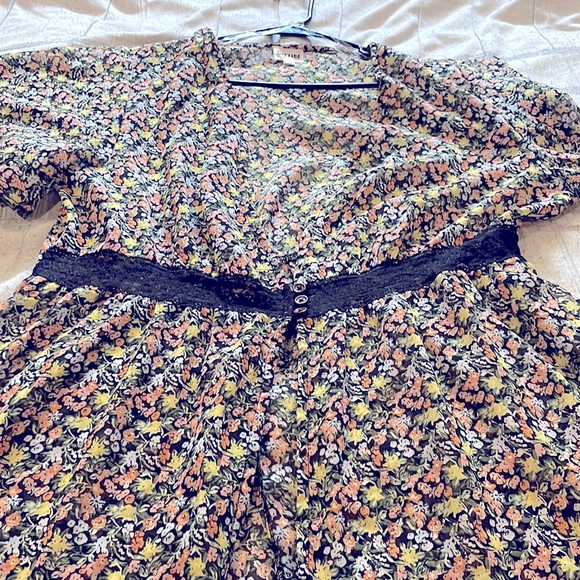 Womans sheer floral kimono style dress, open in front with 3 buttons. Size 1x - Picture 5 of 5